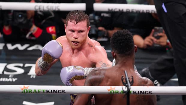 Canelo Álvarez derrotó en las tarjetas a Jermell Charlo en Las Vegas